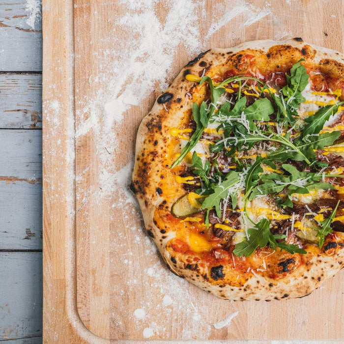 Pizza à la poitrine de bœuf, aux cornichons et à la moutarde