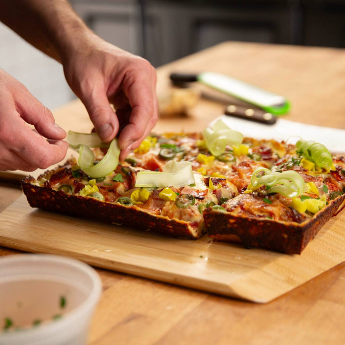 Pizza Détroit canadienne : pâte épaisse au levain et sauce Bloody Caesar
