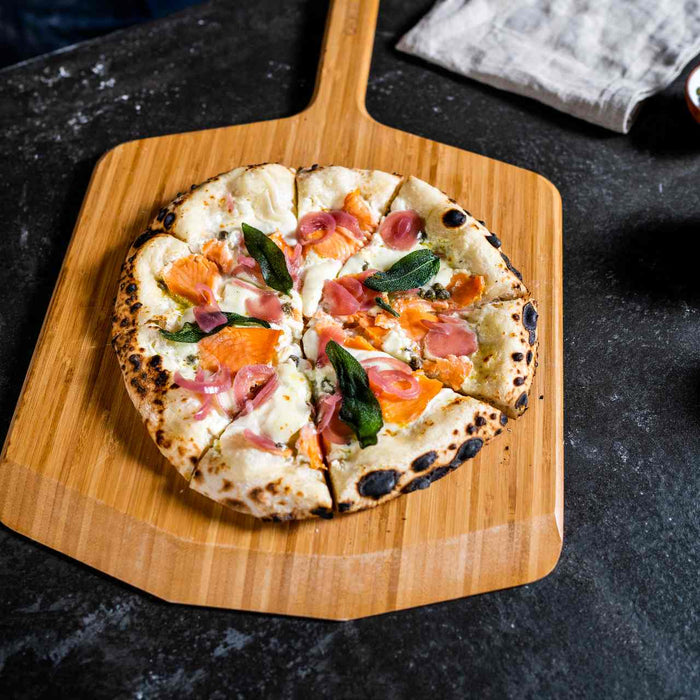 Pizza finlandaise au saumon, câpres, oignons marinés et crème fraîche