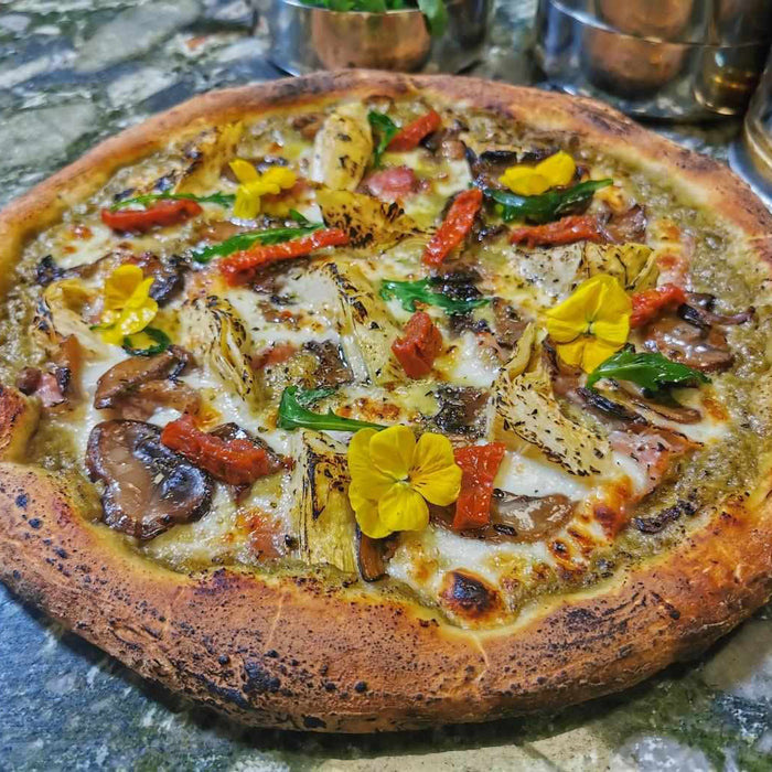 Pizza à la crème d'artichauts, champignons et tomates