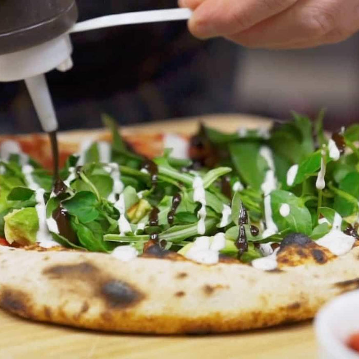 Mozzarella, tomate Semi-sèche et Pizza à la salade fraîche