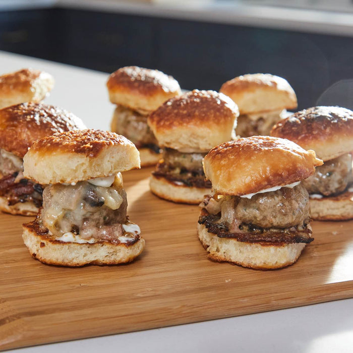 Mini burger con formaggio e cipolle caramellate