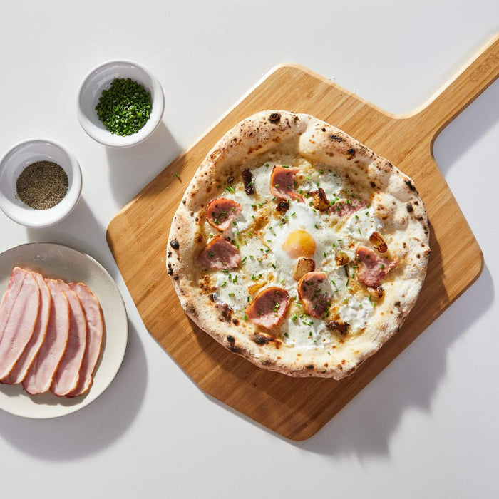 “Pizza brunch” avec oeuf, oignon et bacon canadien
