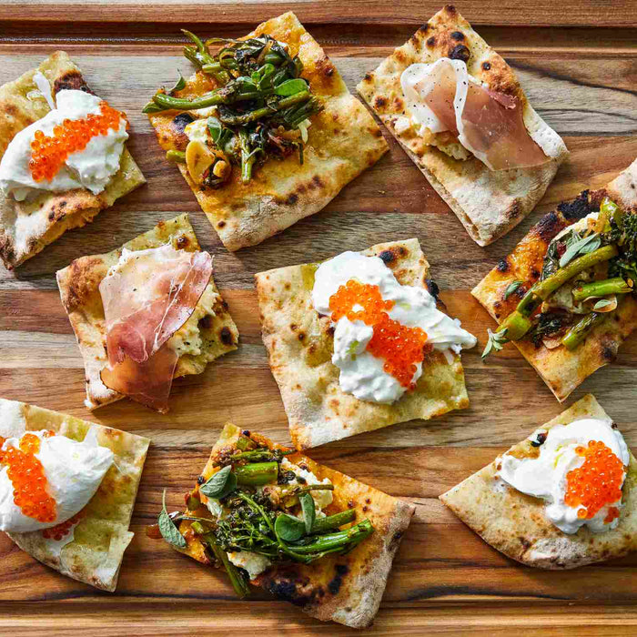 “Pizza crostini” à la ricotta et aux broccolinis marinés