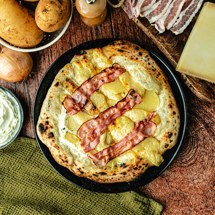 Pizza savoyarde à la crème fraîche, oignons, bacon et pommes de terre