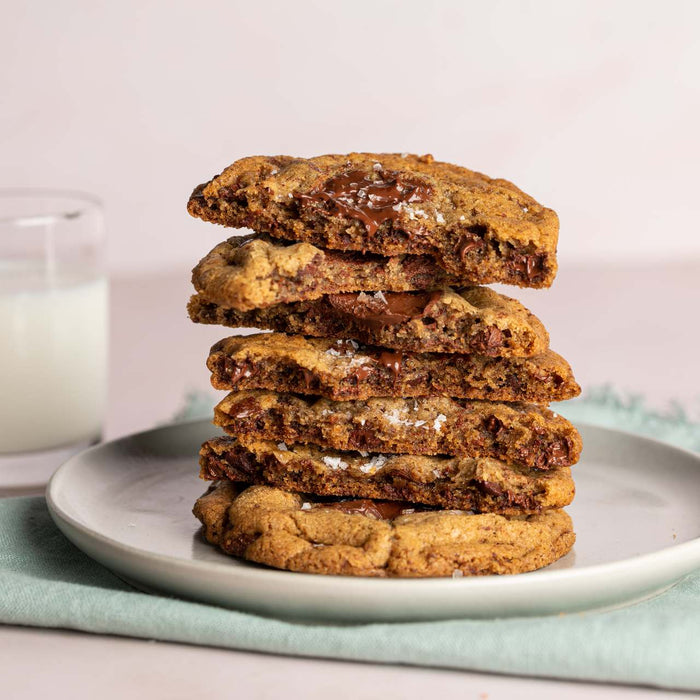 Nos cookies aux pépites de chocolat préférés, cuits dans le four Ooni Volt