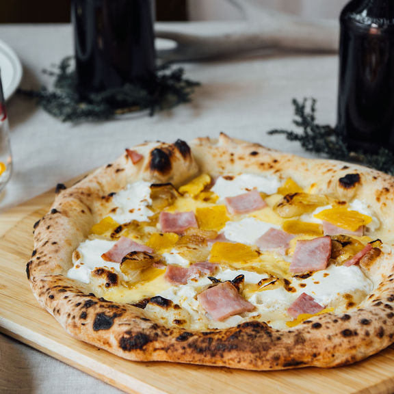 Pizza à l’ananas rôti et jambon glacé au miel