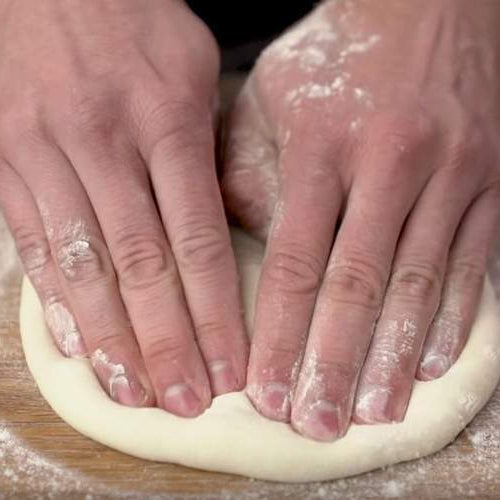 4 étapes faciles pour étirer la pâte à Pizza
