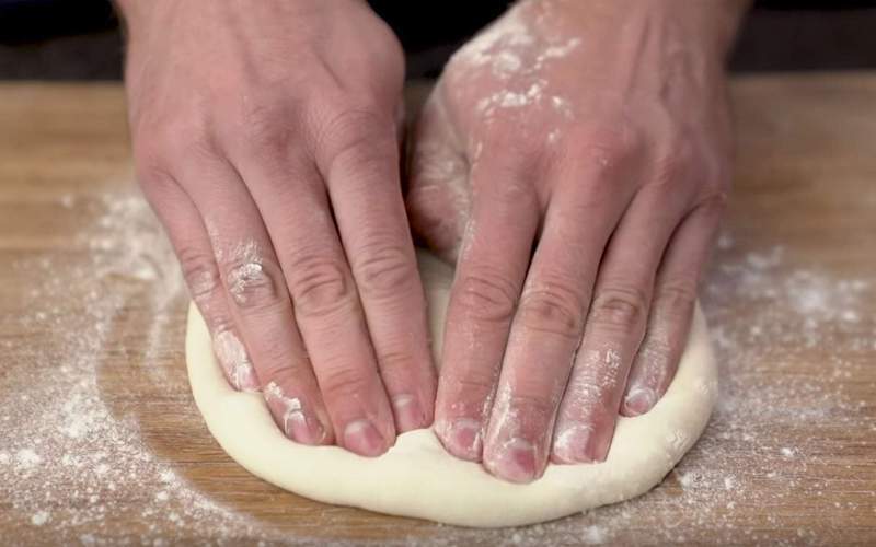 4 étapes faciles pour étirer la pâte à Pizza