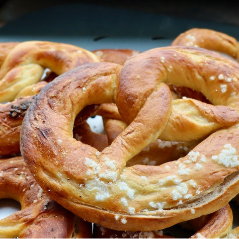 Bretzels doux au levain avec sauce au fromage Obatzda