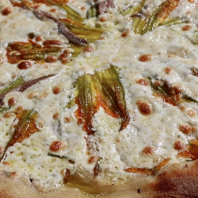 Pizza aux fleurs de Ricotta, d'anchois de Sicile et de courgettes