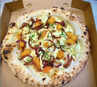 Pizza aux citrouilles et aux oignons balsamiques avec sauge et pignons de pin