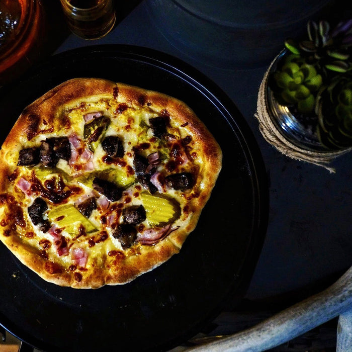 Steak grillé, Pizza au fromage suisse et à la moutarde