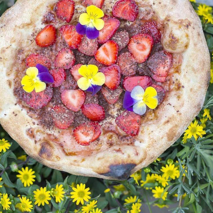 Pizza aux fraises et au chocolat noir