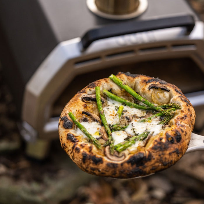 Pizza blanche aux asperges, aux champignons blonds et au thym