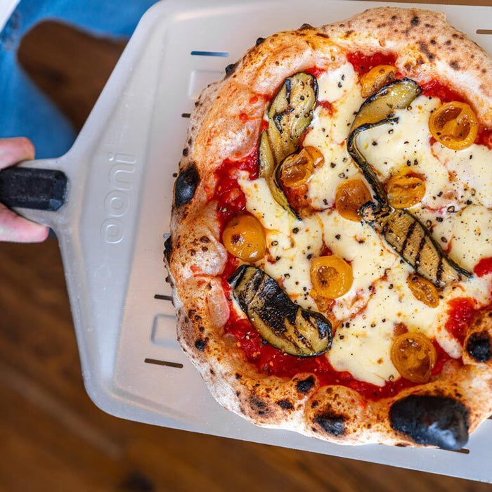 Pizza aux tomates cerises et courgettes cuites à la flamme