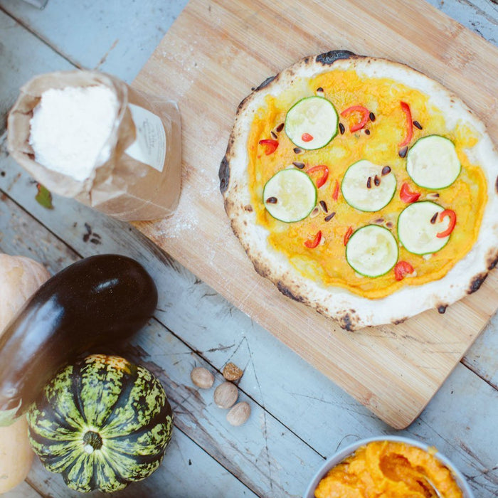 Pizza aux citrouilles, courgettes et piments