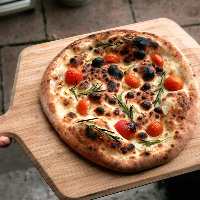 Pizza Focaccia avec tomate cerise et romarin