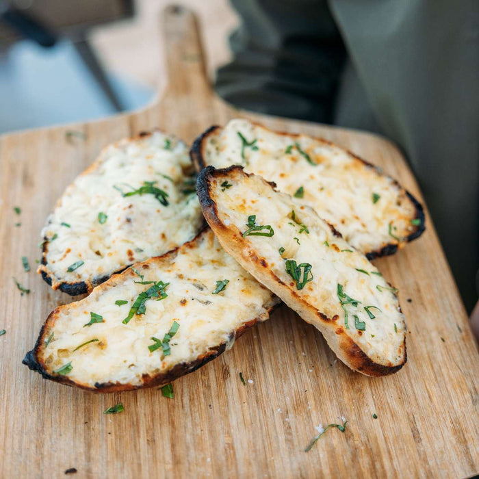 Des restes de pâte à pizza ? Faites du pain ou du pain à l'ail au fromage !