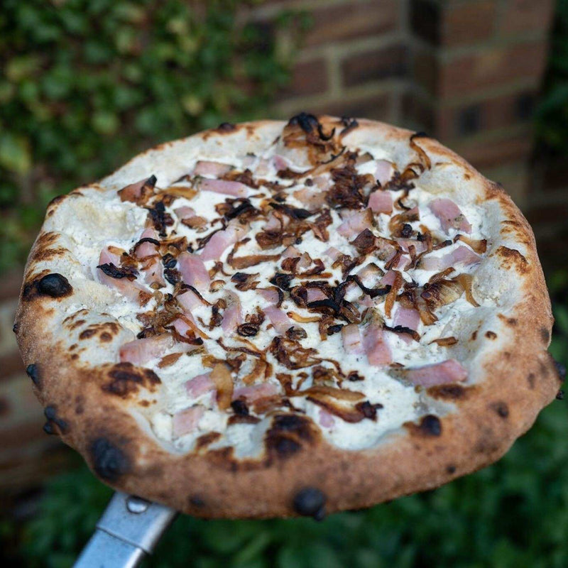 Recette de tarte flambée revisitée sur pâte à pizza napolitaine