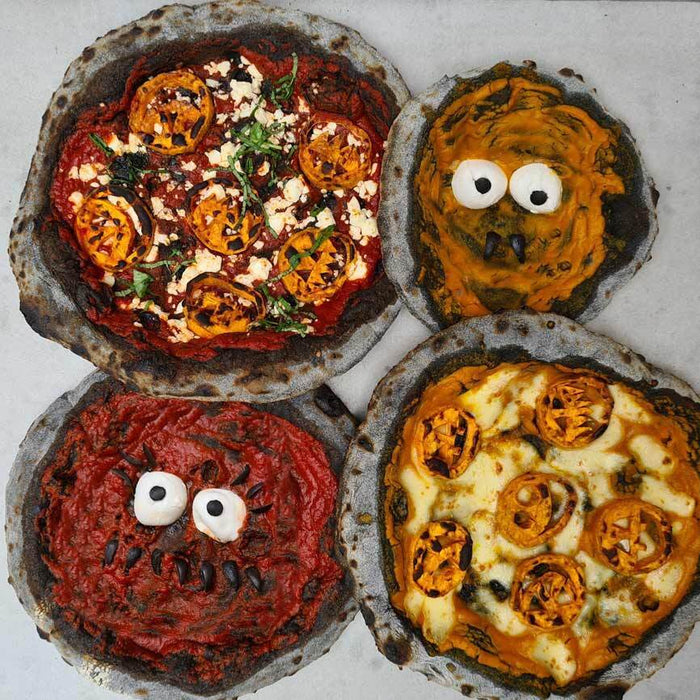 Pizzas Halloween avec pâte activée au charbon de bois