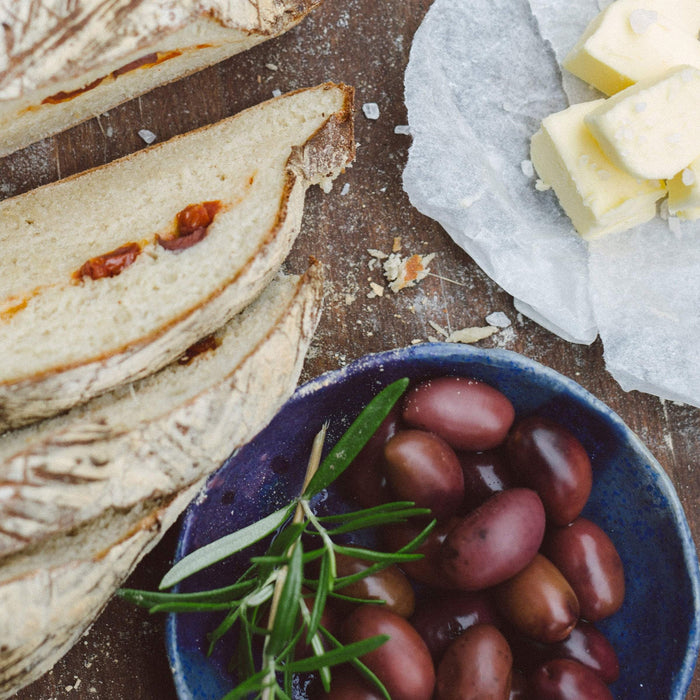 Pain aux olives et aux tomates séchées au soleil