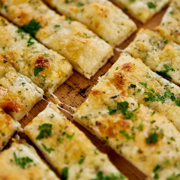 Fingers de pain à l’ail au fromage et leur sauce sucrée salée