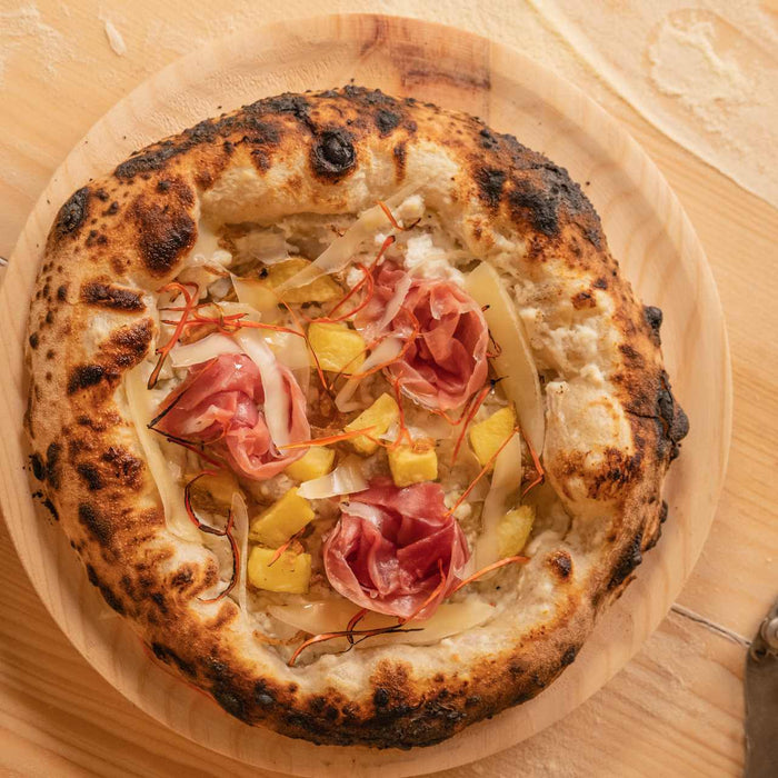 Délice italien  : pizza à la ricotta, jambon, pommes de terre, oignons et piment épicé