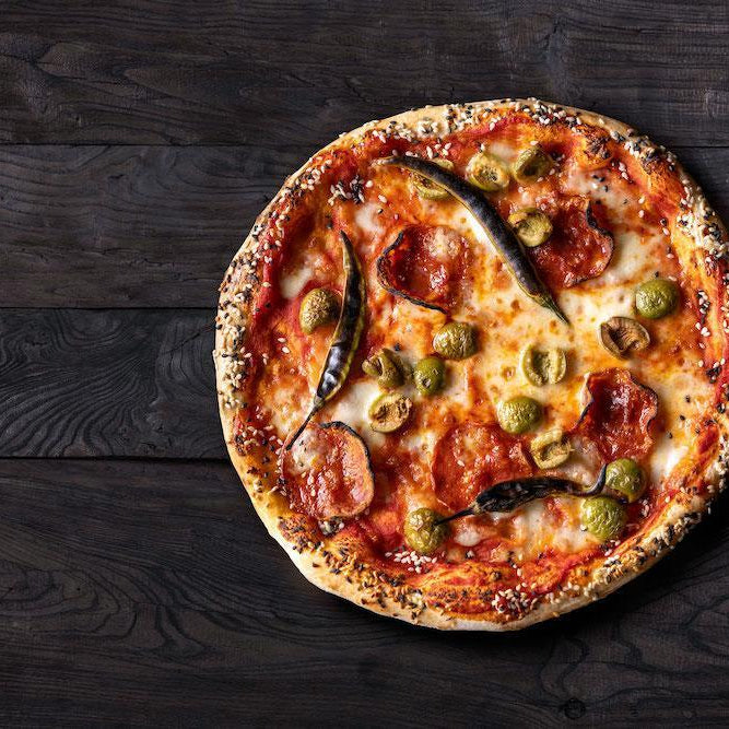 Pizza au Salami, au piment vert et aux olives
