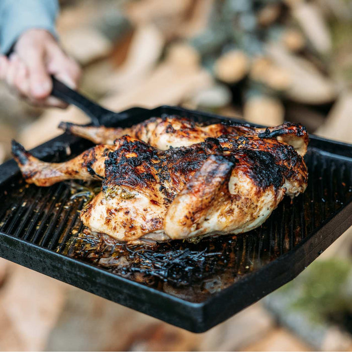 Poulet rôti en crapaudine avec son beurre au citron, à l'ail et fines herbes