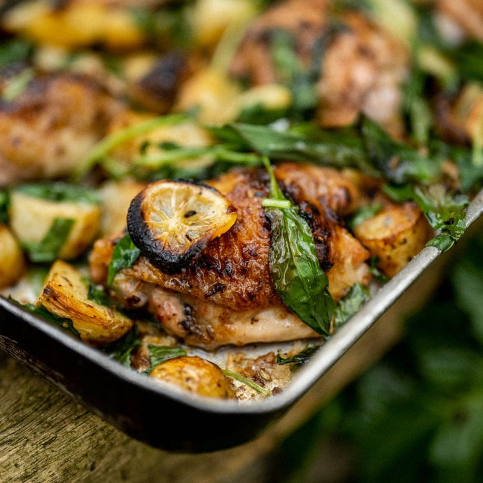 Poulet rôti en crapaudine avec son beurre au citron, à l'ail et fines herbes