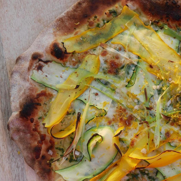 Pizza au ruban de Courgette avec oignons de printemps et beurre d&#39;ail