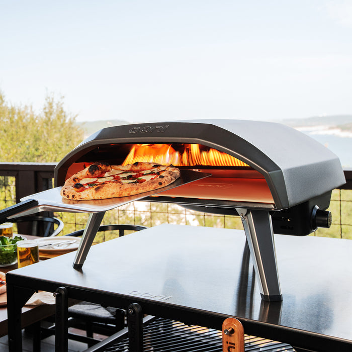 Koda 16 Pizza Oven with Pizza Peel on top of modular table | Cliquez sur cette image pour ouvrir la fenêtre modale de produits. La fenêtre modale de produits permet de zoomer sur les images.