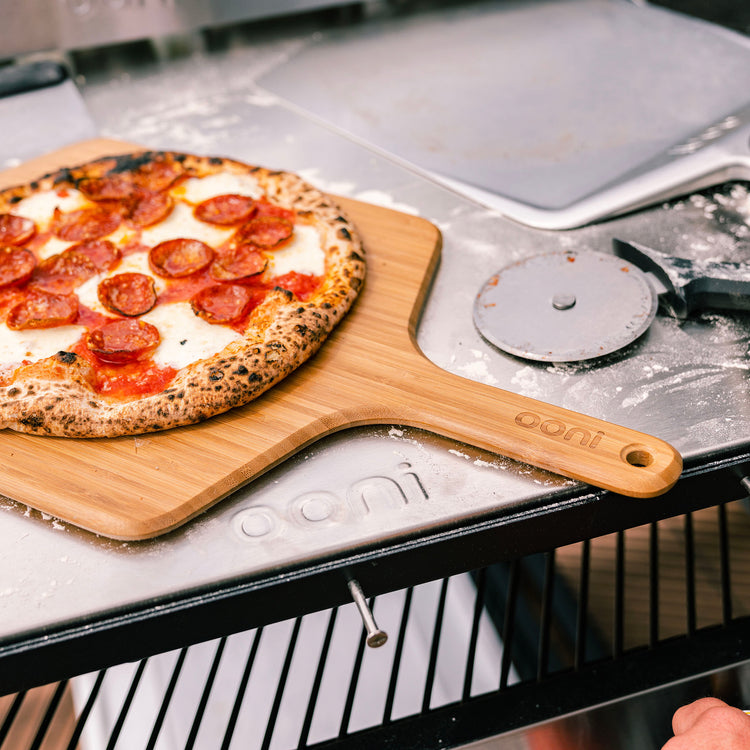 Ooni pelle à pizza 40cm – Pelle à pizza à long manche en aluminium super  lisse – Pelle légère pour tourner les pizzas, Accessoires pour four à pizza  d'extérieur : : Cuisine