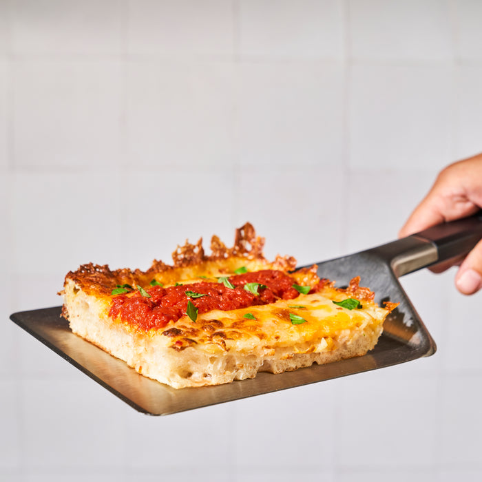 Detroit Pizza on Spatula | Cliquez sur cette image pour ouvrir la fenêtre modale de produits. La fenêtre modale de produits permet de zoomer sur les images.