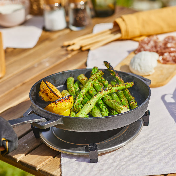 Ooni Dual-Sided Grizzler Plate and Cast Iron Skillet Pan Bundle | Cliquez sur cette image pour ouvrir la fenêtre modale de produits. La fenêtre modale de produits permet de zoomer sur les images.