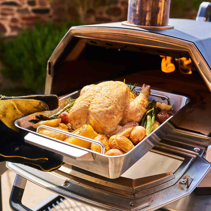 Ooni Roasting pan with chicken and vegtables in Ooni Karu 16 | Cliquez sur cette image pour ouvrir la fenêtre modale de produits. La fenêtre modale de produits permet de zoomer sur les images.