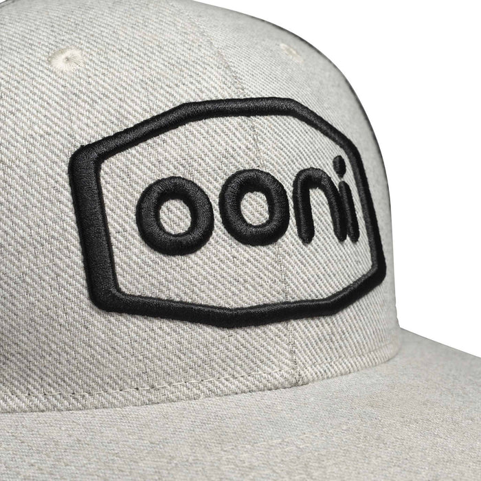 Casquette snapback en maille avec logo Ooni (gris et noir) | Cliquez sur cette image pour ouvrir la fenêtre modale de produits. La fenêtre modale de produits permet de zoomer sur les images.